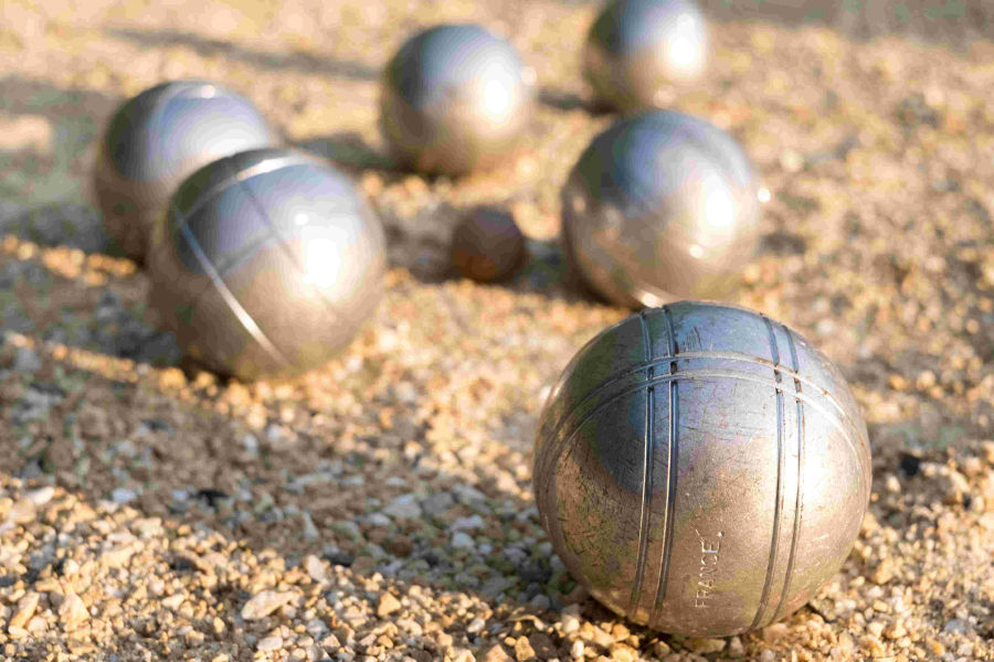 Nahaufnahme von Boccia-Kugeln auf dem Spielfeld