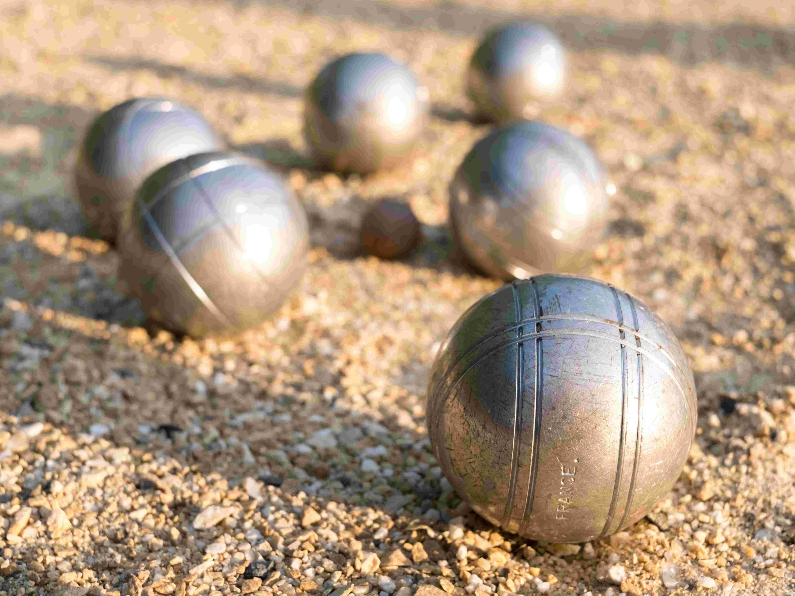 Nahaufnahme von Boccia-Kugeln auf dem Spielfeld