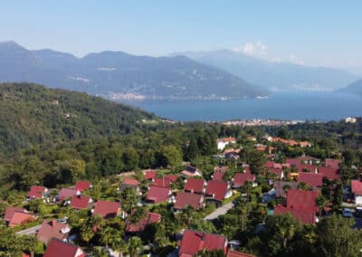 Luftaufnahme des Villaggio Olandese mit Blick zum Lago Maggiore