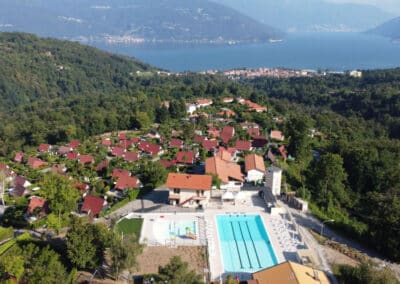 Luftaufnahme des Villaggio Olandese mit Blick vom Restaurant über Germignaga zum Lago Maggiore