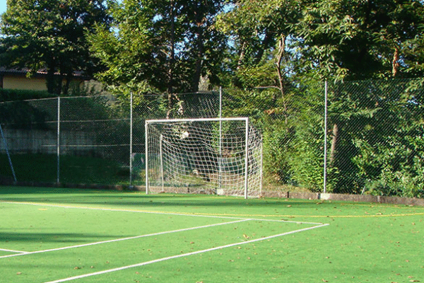 Der Tennisplatz kann abends für Fußball genutzt werden.