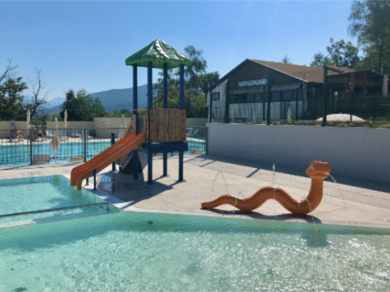 Blick auf das Restaurant über dem Pool im Villaggio Olandese