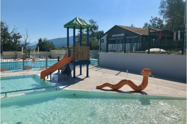 Blick über das Kinderbecken – Nichtschwimmerbereich mit Spielanlagen