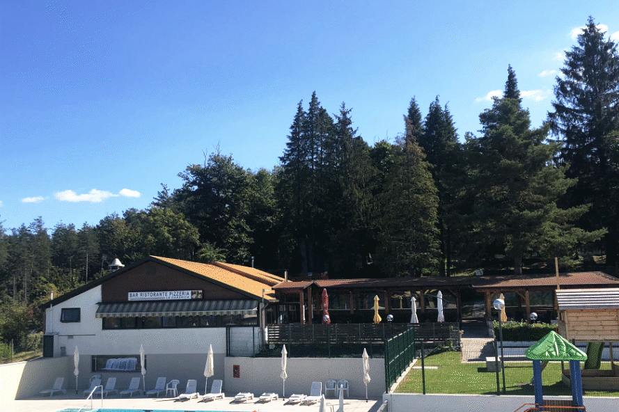 Blick auf das Restaurant über dem Pool im Villaggio Olandese