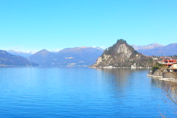 Das Ufer des Lago Maggiore im Sonnenlicht