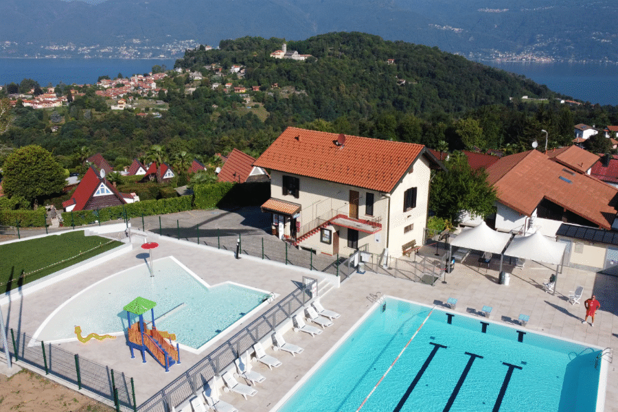 Luftaufnahme von Schwimmbad und Verwaltung im Villaggio Olandese