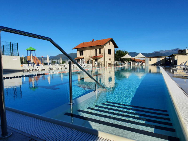 Der große Terrassenbereich des Restaurants im Villaggio Olandese