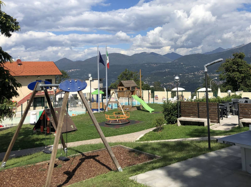 Der große Terrassenbereich des Restaurants im Villaggio Olandese