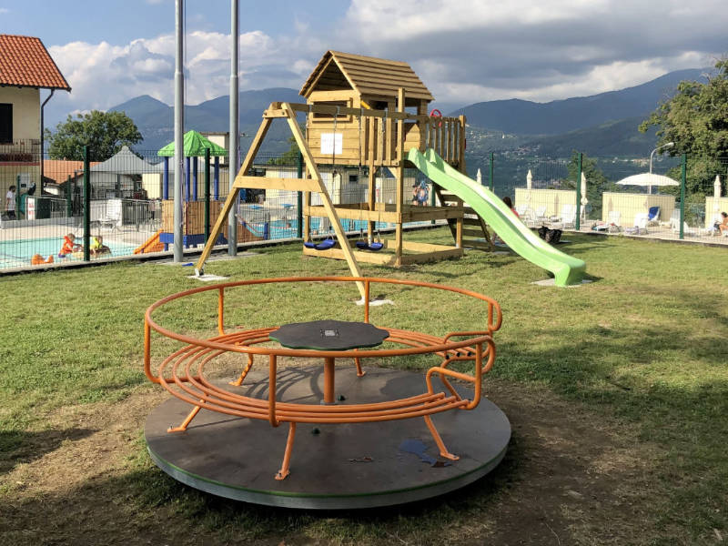 Blick auf das Restaurant über dem Pool im Villaggio Olandese