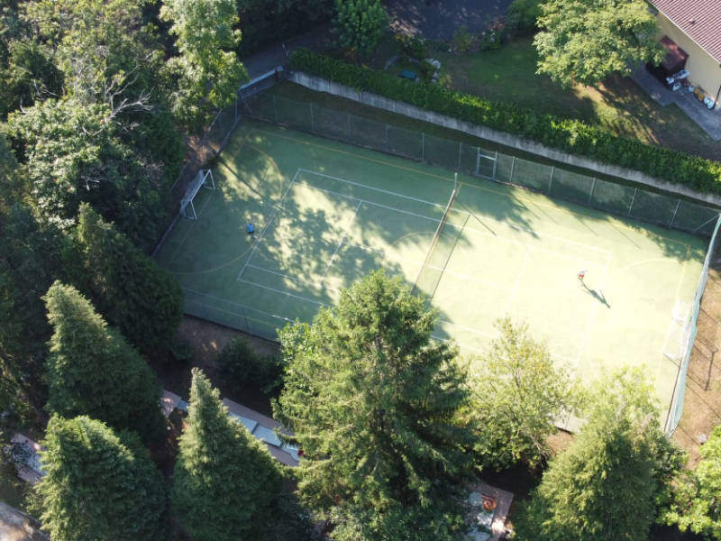 Der große Terrassenbereich des Restaurants im Villaggio Olandese