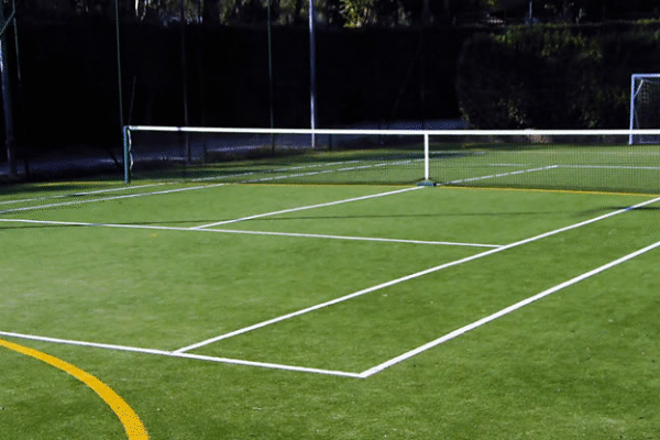 Der Tennisplatz liegt im obersten Areal des Villaggio Olandese
