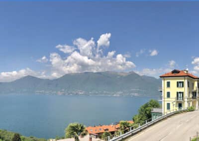 Der Blick von Brezzo di Bedero auf den wunderschönen Lago Maggiore