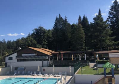 Blick auf das Restaurant über dem Pool im Villaggio Olandese