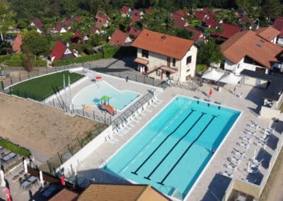 Luftaufnahme von Verwaltungsgebäude und Freibad